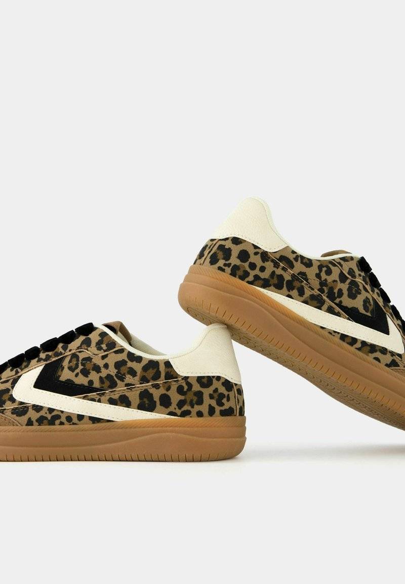 Bershka Bershka RETRO ANIMAL PRINT - Trainers Tiefpreis