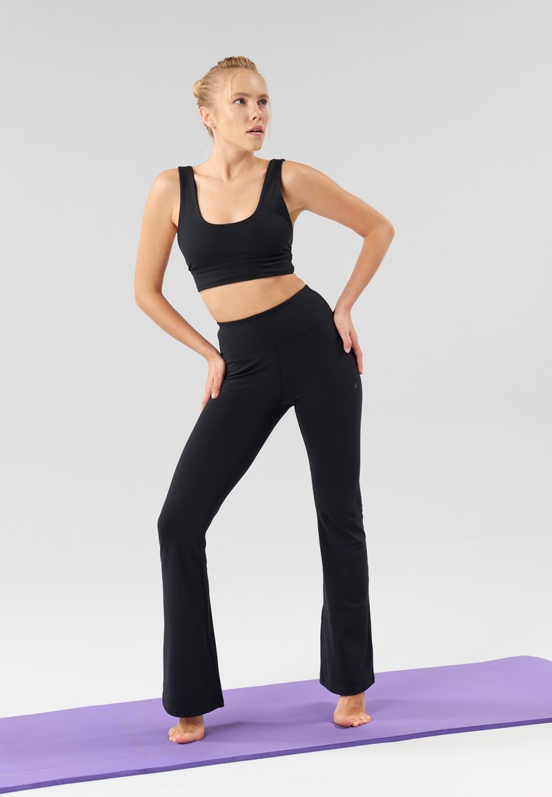 Even&Odd active Even&Odd active FLARED LEGGINGS - Tracksuit bottoms - black Exklusive Angebote