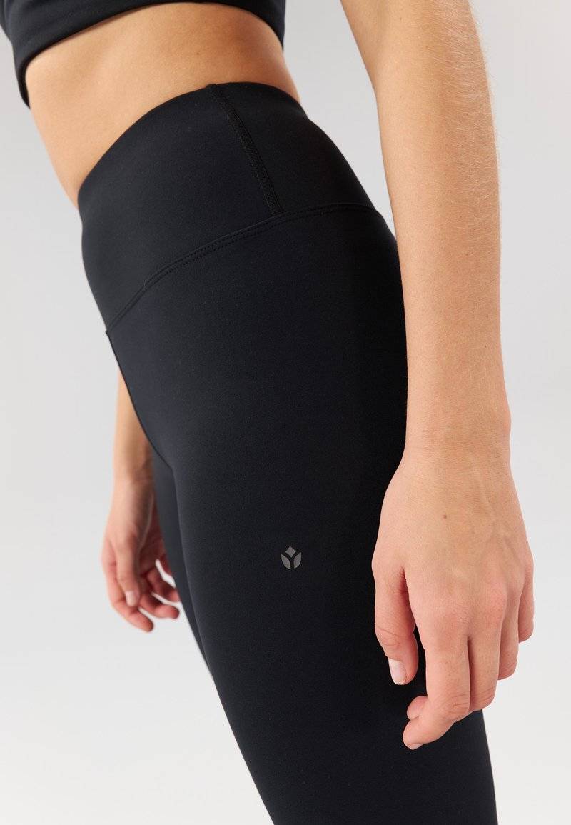 Even&Odd active Even&Odd active FLARED LEGGINGS - Tracksuit bottoms - black Exklusive Angebote