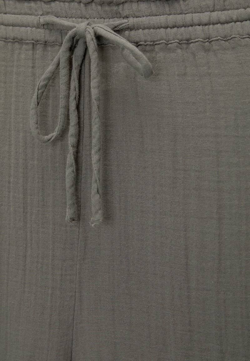 PULL&BEAR PULL&BEAR CREASED WITH FRAYED HEMS - Trousers - dark grey Super Sparpreis