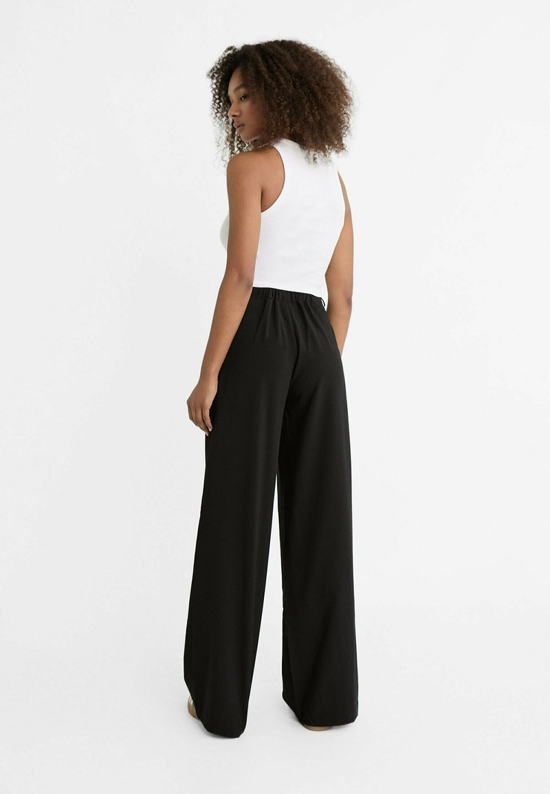 Stradivarius Stradivarius WITH BUCKLE DETAIL - Trousers - black Begrenzte Freigabe
