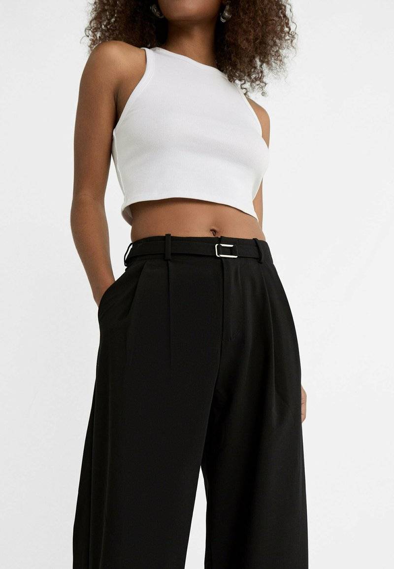Stradivarius Stradivarius WITH BUCKLE DETAIL - Trousers - black Begrenzte Freigabe