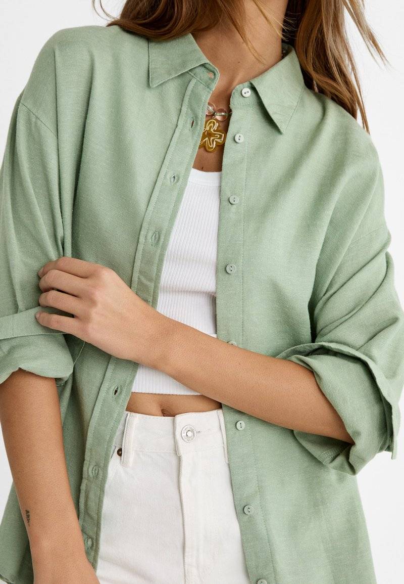 Stradivarius Stradivarius RUSTIKALES DAILY - Button-down blouse - khaki Bis zu 60% Rabatt