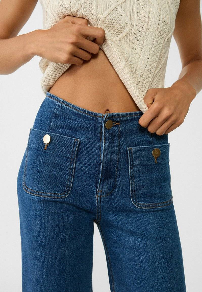 Stradivarius Stradivarius MINIMALIST WITH POCKETS - Flared Jeans - royal blue Vierteljährliche Förderung
