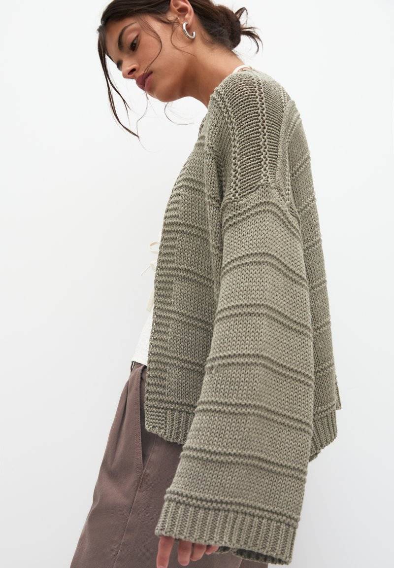 PULL&BEAR PULL&BEAR Cardigan - khaki 50% Rabatt mit kostenlosem Versand