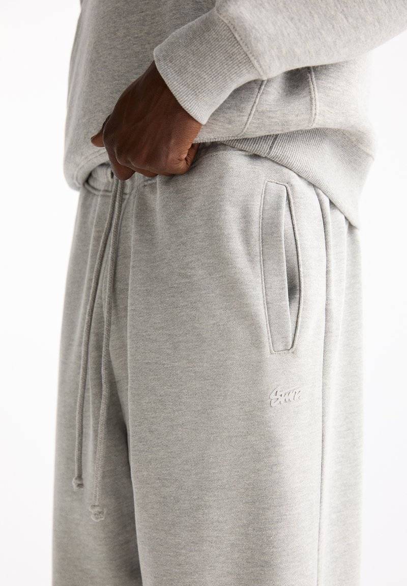 PULL&BEAR PULL&BEAR WIDE JOGGERS - Tracksuit bottoms - light grey Im Verkauf