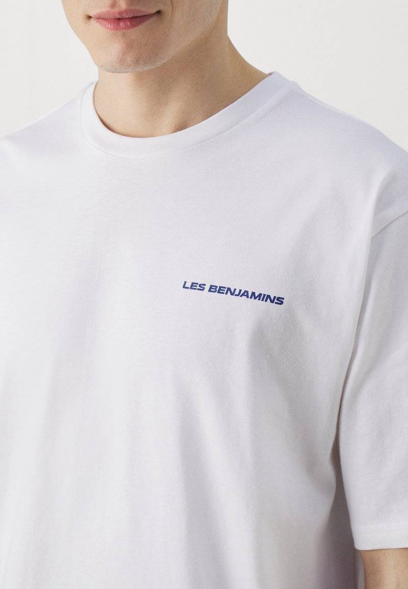 Les Benjamins Les Benjamins RELAXED TEE UNISEX - Print T-shirt - white zollfrei