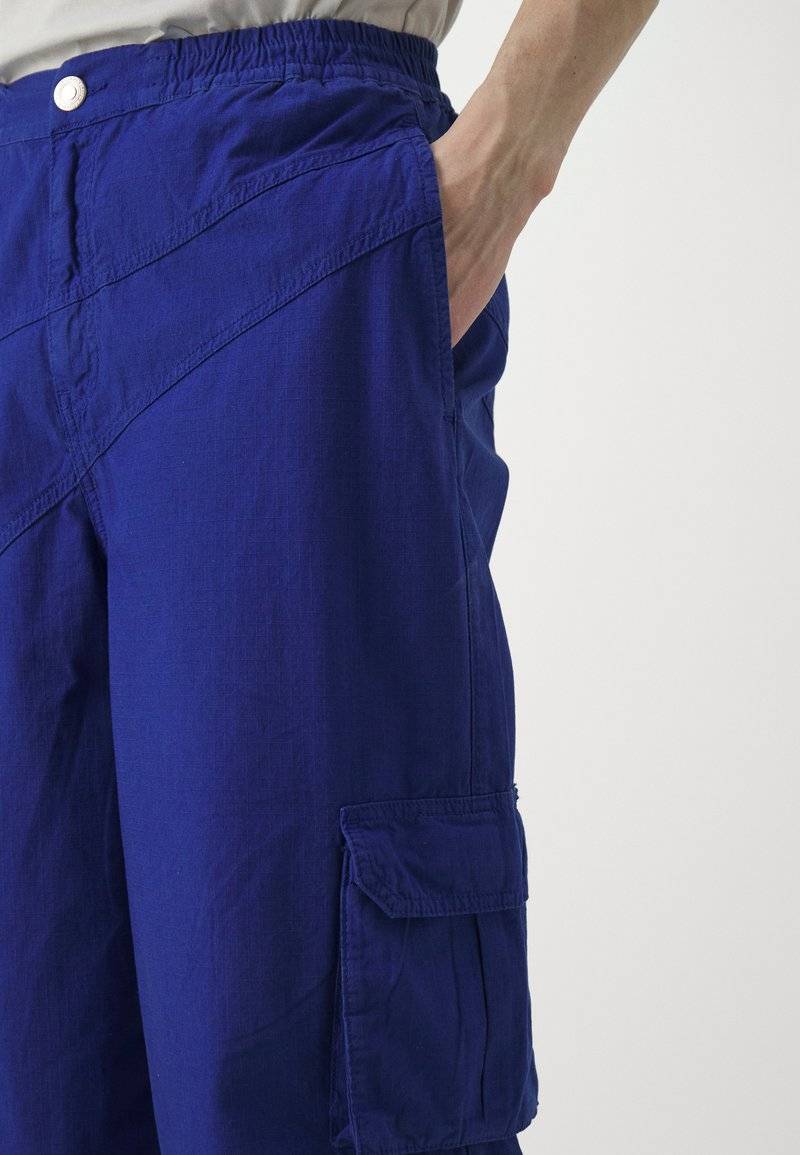 Les Benjamins Les Benjamins PANT UNISEX - Cargo trousers - blue Schlussverkauf