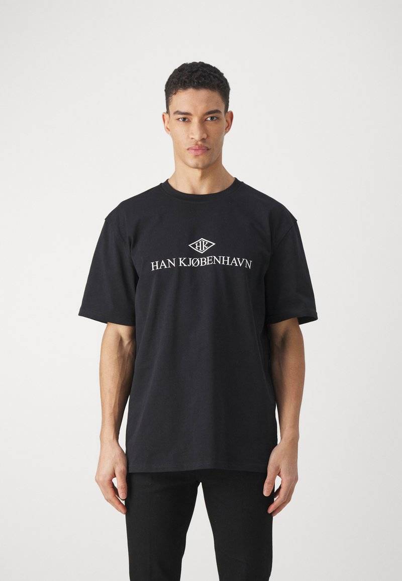 Han Kjøbenhavn Han Kjøbenhavn LOGO BOXY TEE UNISEX - Print T-shirt - black Flash Sale