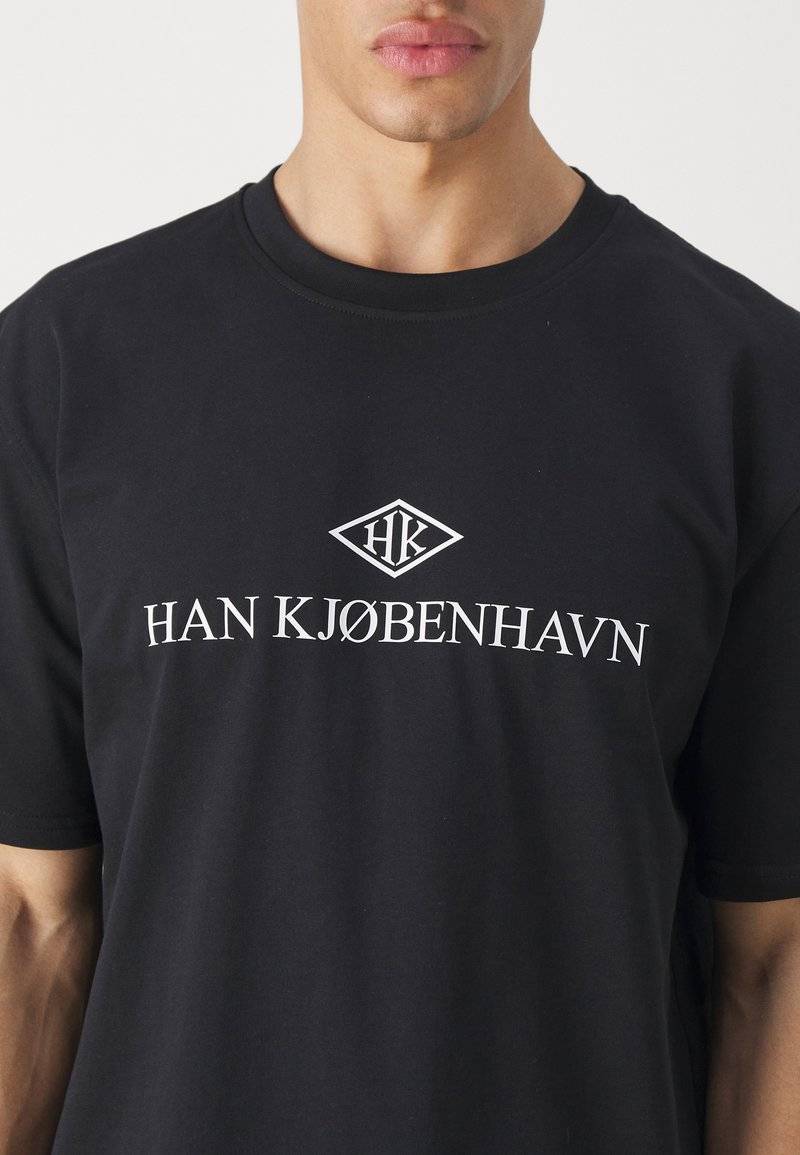 Han Kjøbenhavn Han Kjøbenhavn LOGO BOXY TEE UNISEX - Print T-shirt - black Flash Sale