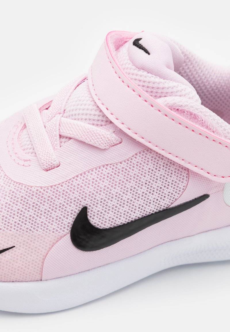 Nike Performance Nike Performance REVOLUTION - Competition running shoes Bis zu 50% Rabatt