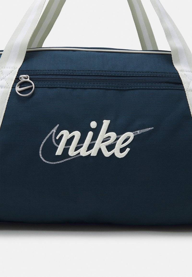 Nike Performance Nike Performance GYM CLUB RETRO - Sports bag Begrenzt auf 3 Tage