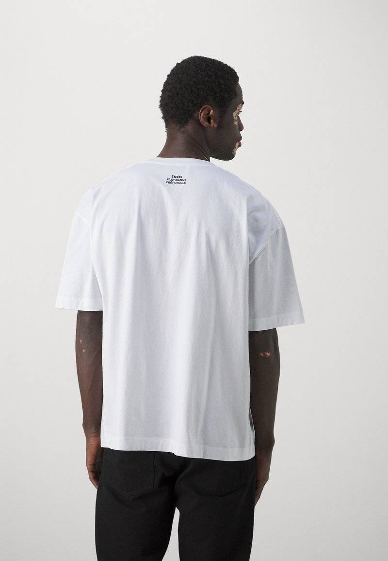 Études Études SPIRIT GUARDIAN UNISEX - Print T-shirt - white Riesige Ersparnisse