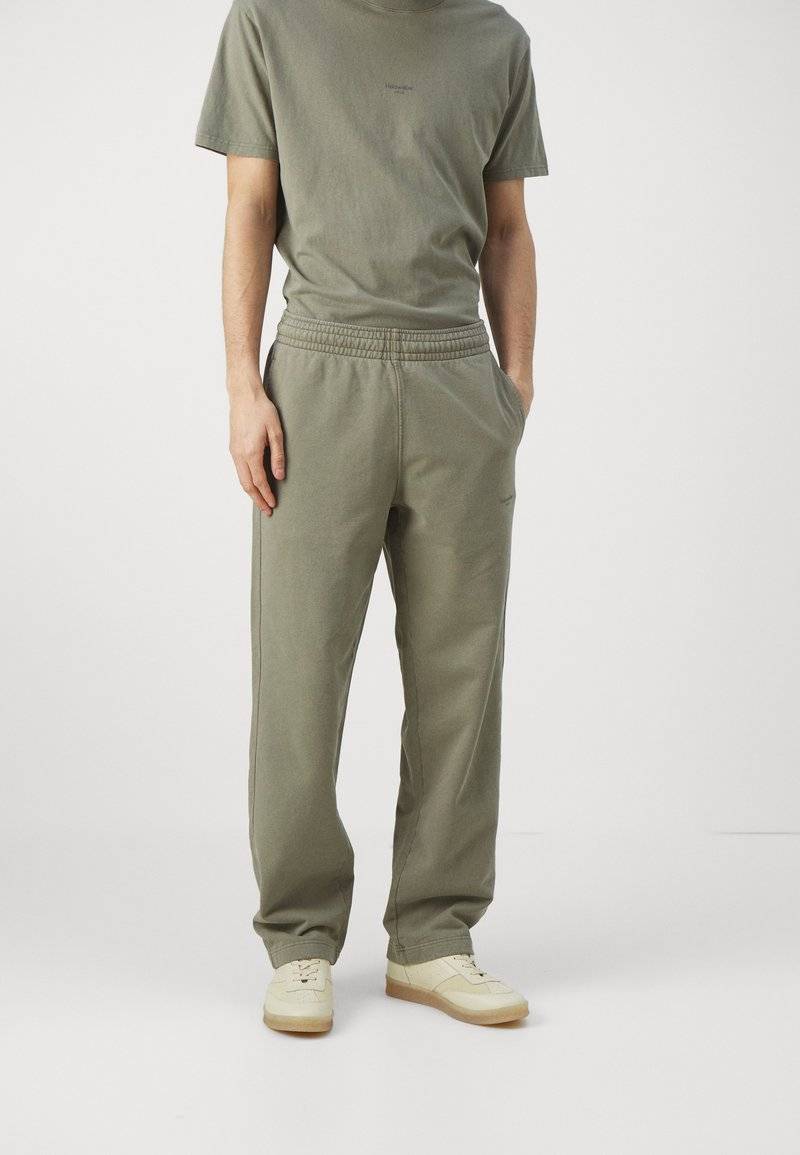 Holzweiler Holzweiler LAGOON OSLO TROUSERS UNISEX - Tracksuit bottoms - green Tiefpreis