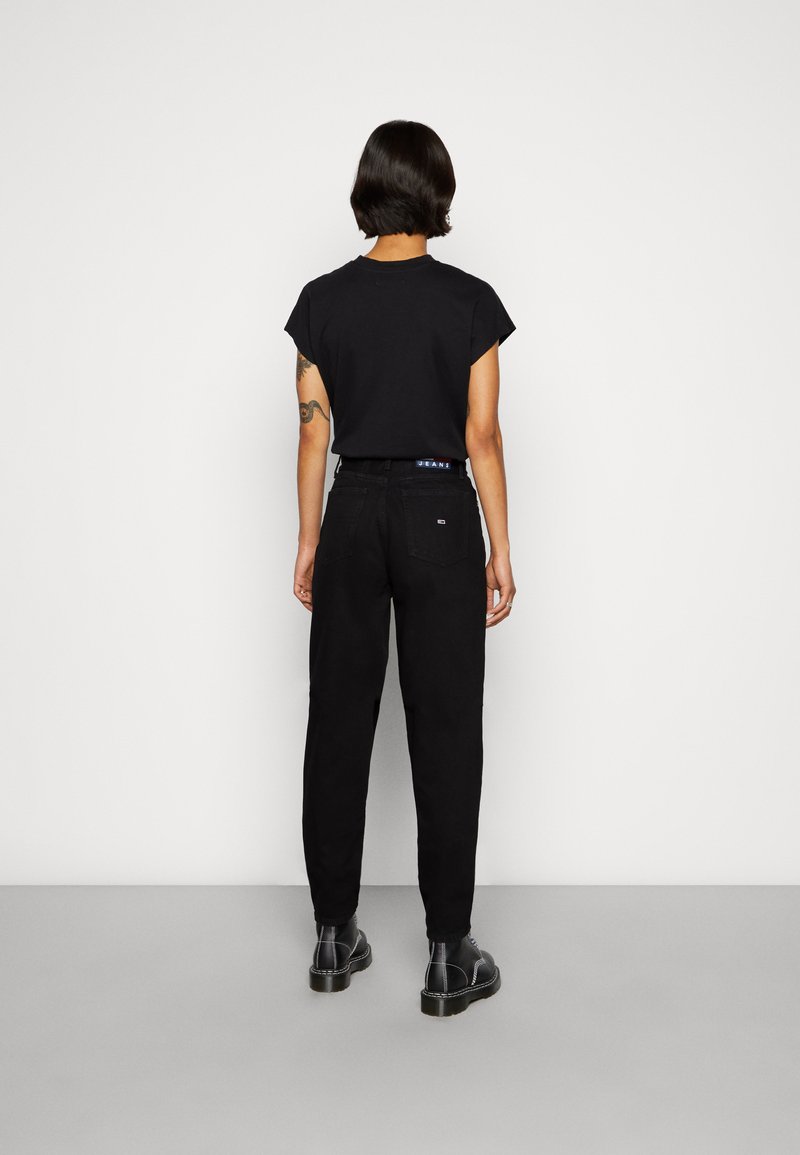 Tommy Jeans Tommy Jeans MOM ULTRA HIGH RISE JEAN TAPERED - Relaxed fit jeans - denim black Neueste Stile
