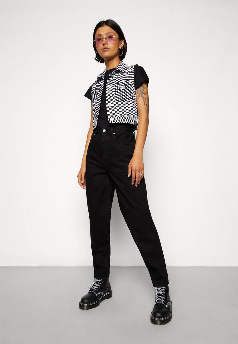 Tommy Jeans Tommy Jeans MOM ULTRA HIGH RISE JEAN TAPERED - Relaxed fit jeans - denim black Neueste Stile