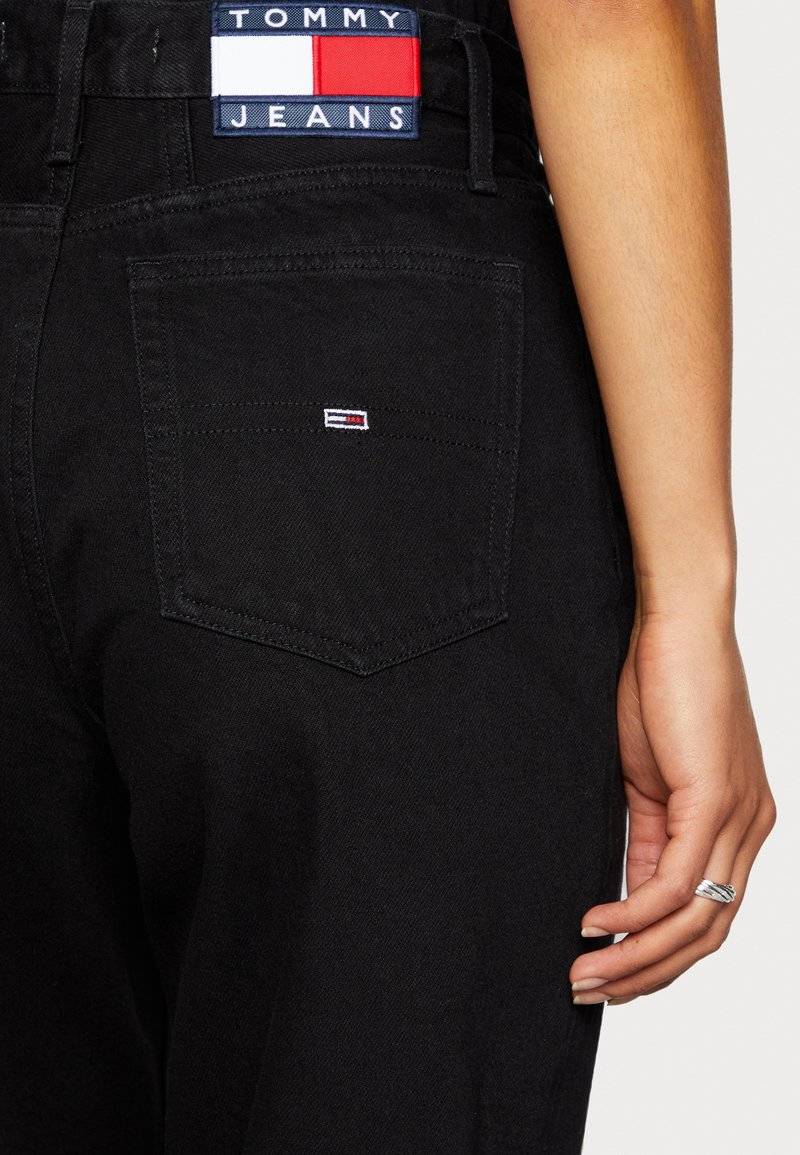 Tommy Jeans Tommy Jeans MOM ULTRA HIGH RISE JEAN TAPERED - Relaxed fit jeans - denim black Neueste Stile