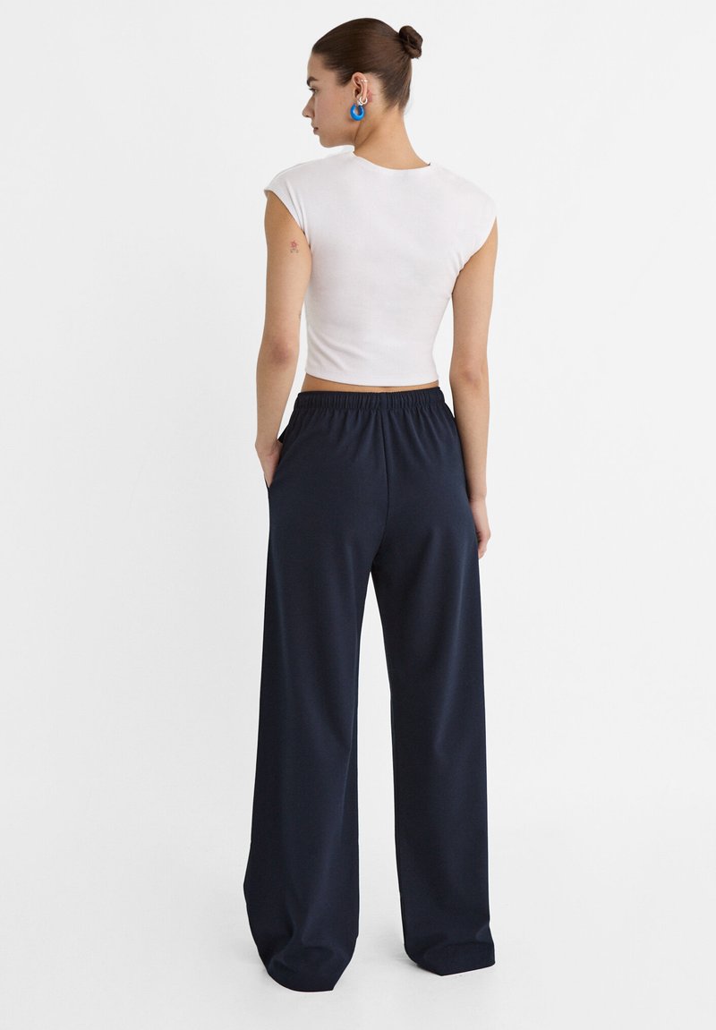 Stradivarius Stradivarius LONG FLOWING - Trousers - mottled dark blue Speichern exportieren