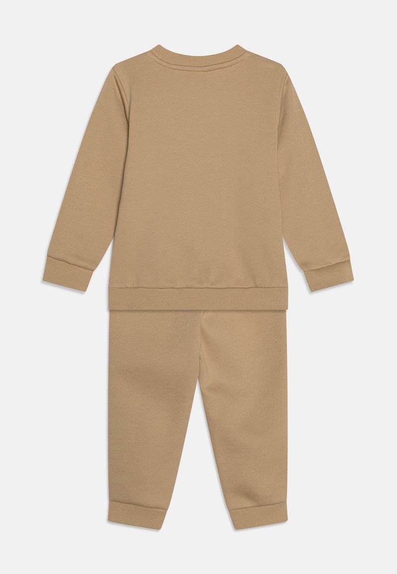 Puma Puma MINICATS EMBROIDERY UNISEX SET - Tracksuit - prairie tan Limitierter Zeitrabatt