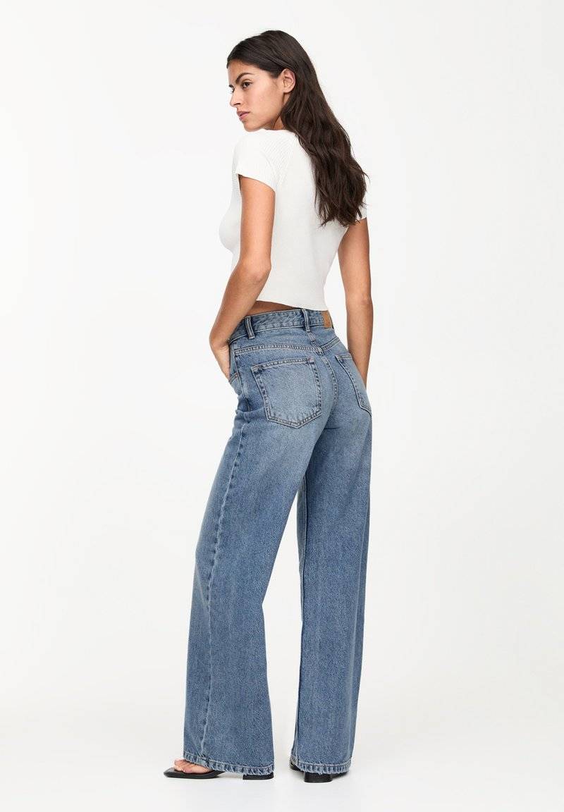 PULL&BEAR PULL&BEAR MID-RISE WIDE - Flared Jeans - blue Letzter Tag