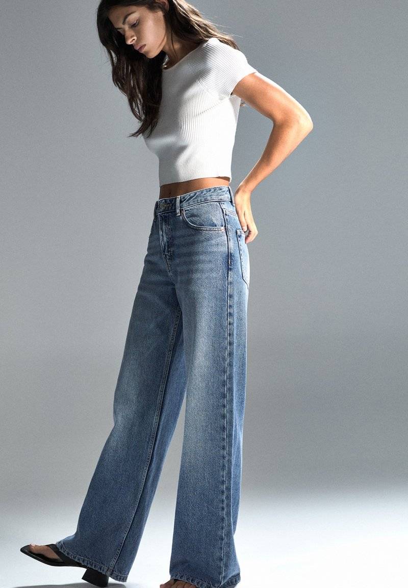 PULL&BEAR PULL&BEAR MID-RISE WIDE - Flared Jeans - blue Letzter Tag