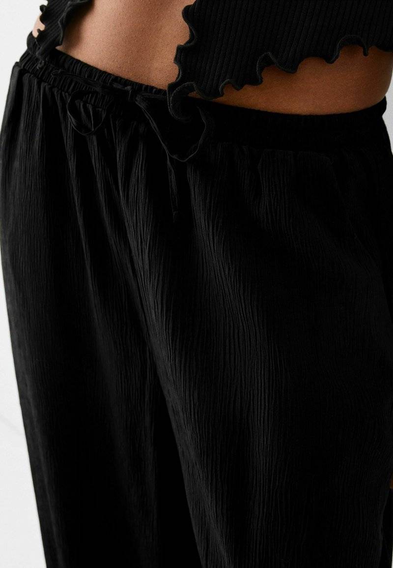 Bershka Bershka Trousers - black Sonderangebot der Fabrik