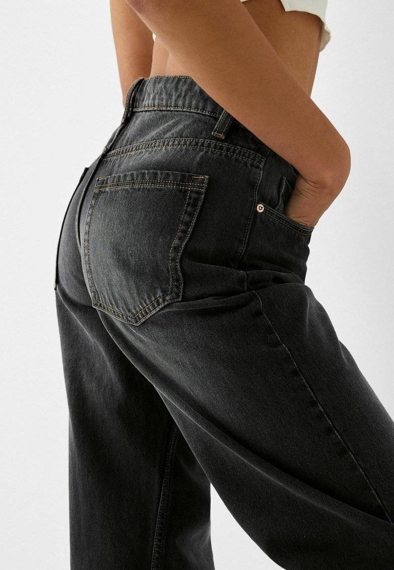Bershka Bershka BAGGY - Flared Jeans - black Speichern exportieren