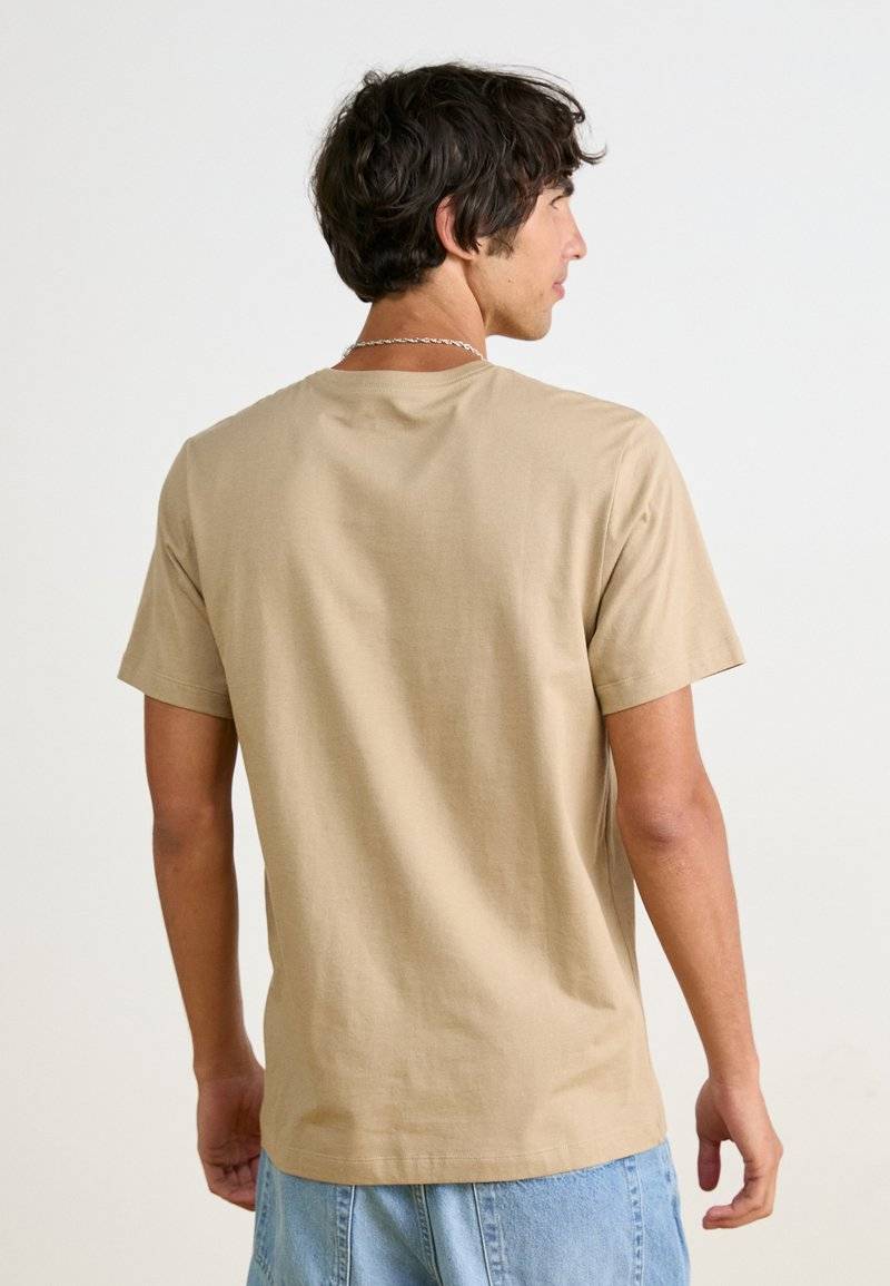 Nike Sportswear Nike Sportswear CLUB TEE - Basic T-shirt - khaki Rabatte dieses Monats
