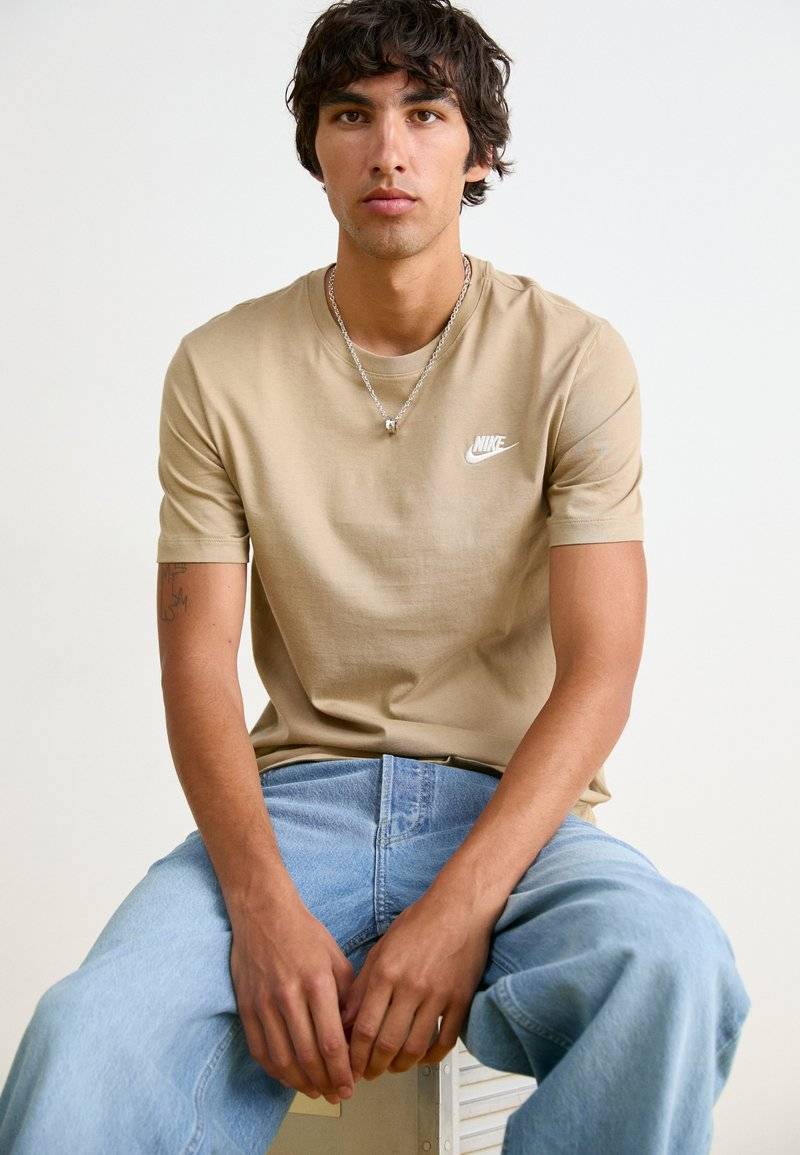Nike Sportswear Nike Sportswear CLUB TEE - Basic T-shirt - khaki Rabatte dieses Monats