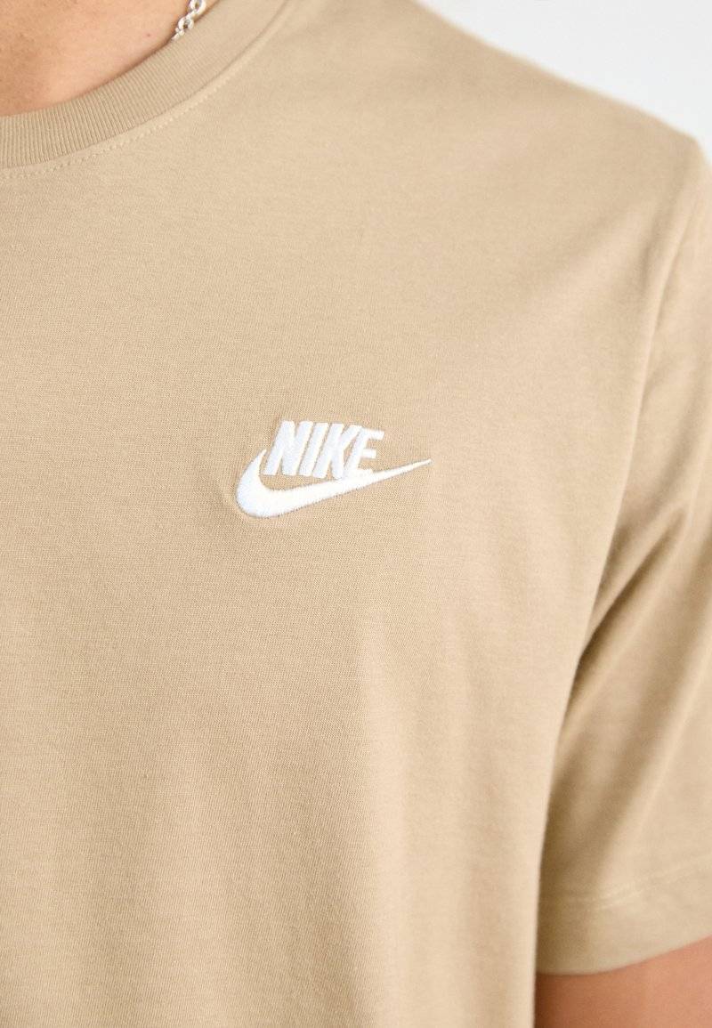 Nike Sportswear Nike Sportswear CLUB TEE - Basic T-shirt - khaki Rabatte dieses Monats