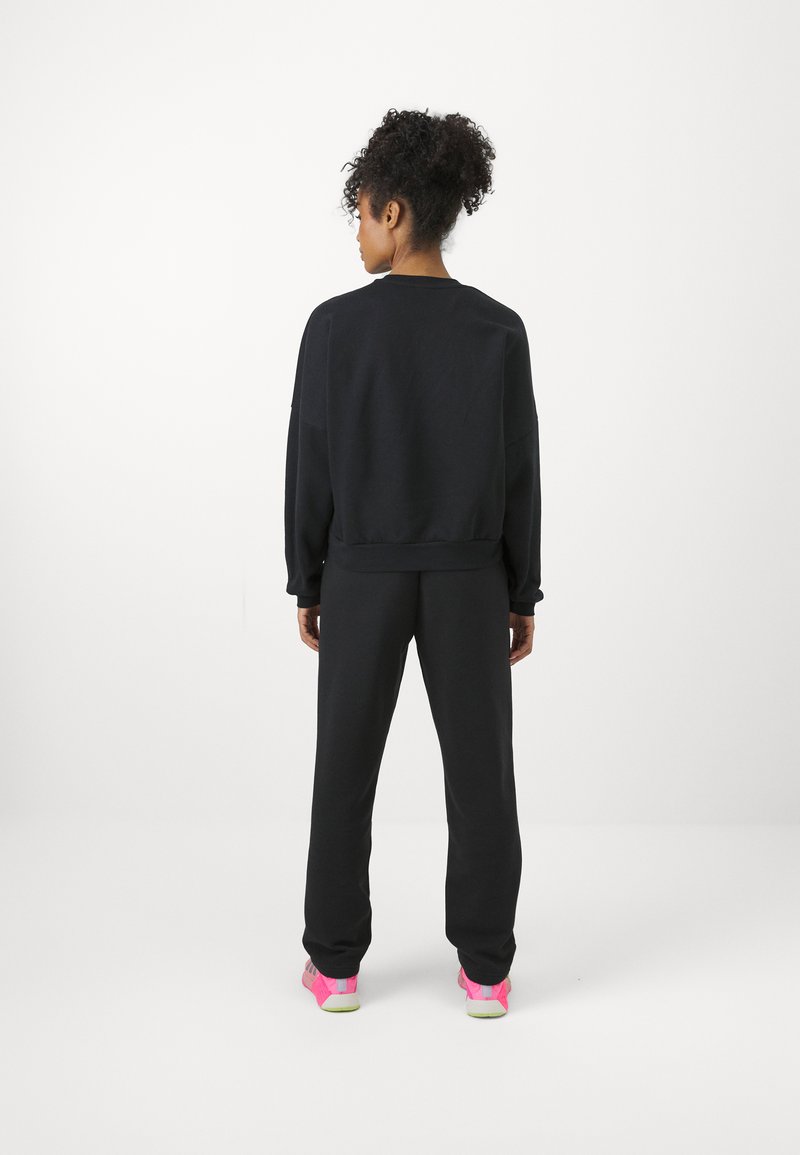 adidas Sportswear adidas Sportswear ESSENTIALS SMALL LOGO FEEL COZY OPEN HEM PANT - Tracksuit bottoms - black Letzte 2 Tage