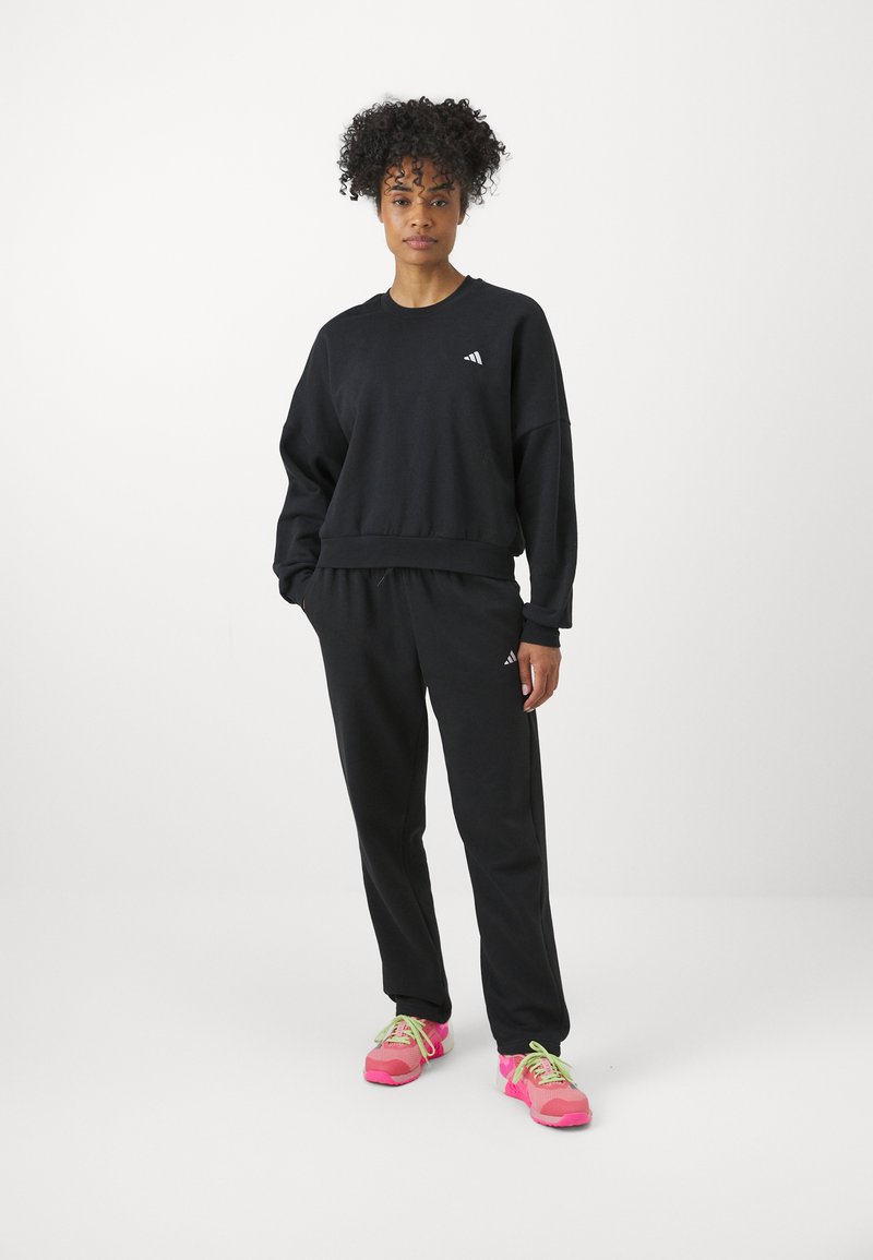 adidas Sportswear adidas Sportswear ESSENTIALS SMALL LOGO FEEL COZY OPEN HEM PANT - Tracksuit bottoms - black Letzte 2 Tage