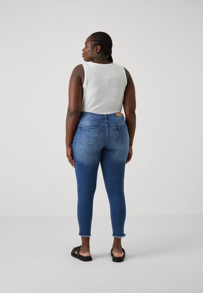 ONLY Carmakoma ONLY Carmakoma CARWILLY - Jeans Skinny Fit - medium blue denim Räumungsverkauf