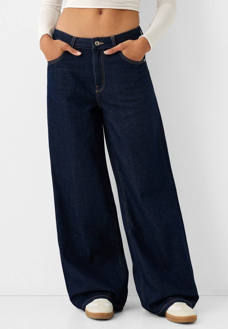 Bershka Bershka WIDE-LEG - Relaxed fit jeans - royal blue Kauf eins, bekomm eins gratis