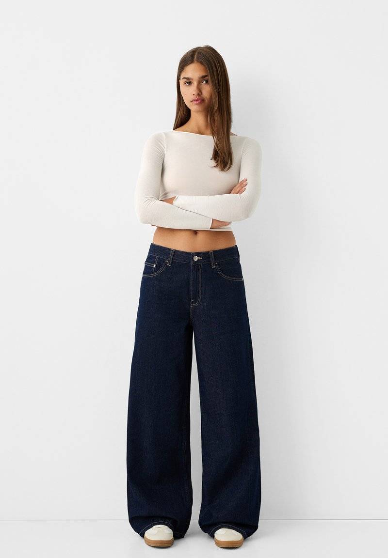 Bershka Bershka WIDE-LEG - Relaxed fit jeans - royal blue Kauf eins, bekomm eins gratis