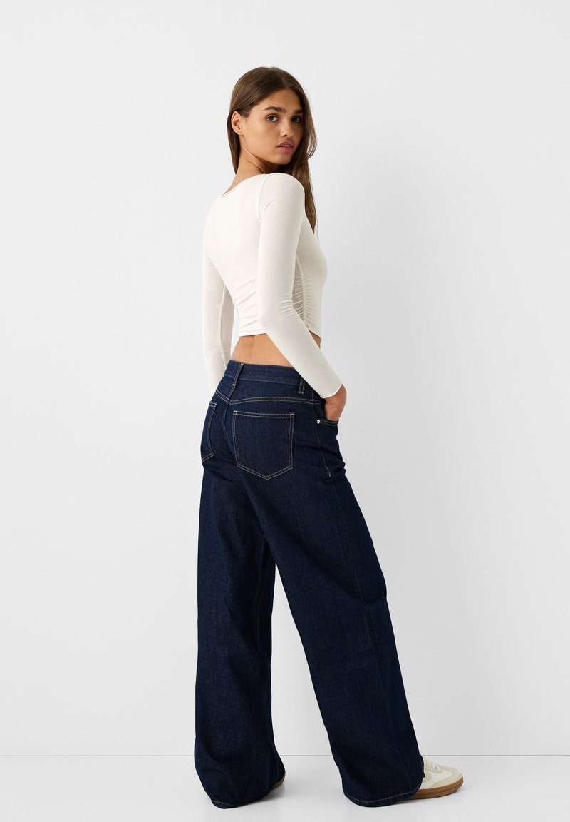 Bershka Bershka WIDE-LEG - Relaxed fit jeans - royal blue Kauf eins, bekomm eins gratis