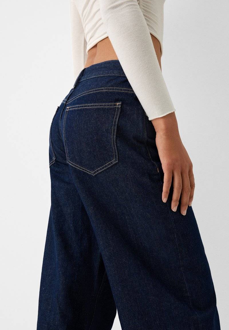 Bershka Bershka WIDE-LEG - Relaxed fit jeans - royal blue Kauf eins, bekomm eins gratis