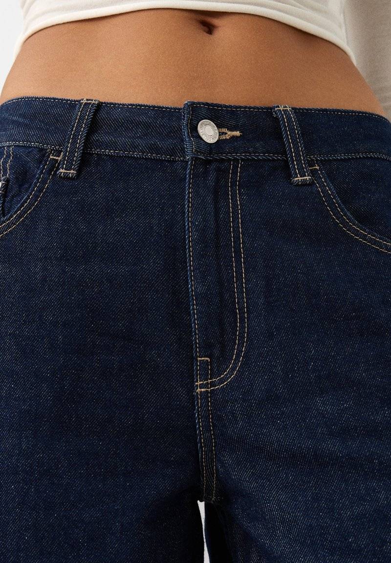Bershka Bershka WIDE-LEG - Relaxed fit jeans - royal blue Kauf eins, bekomm eins gratis
