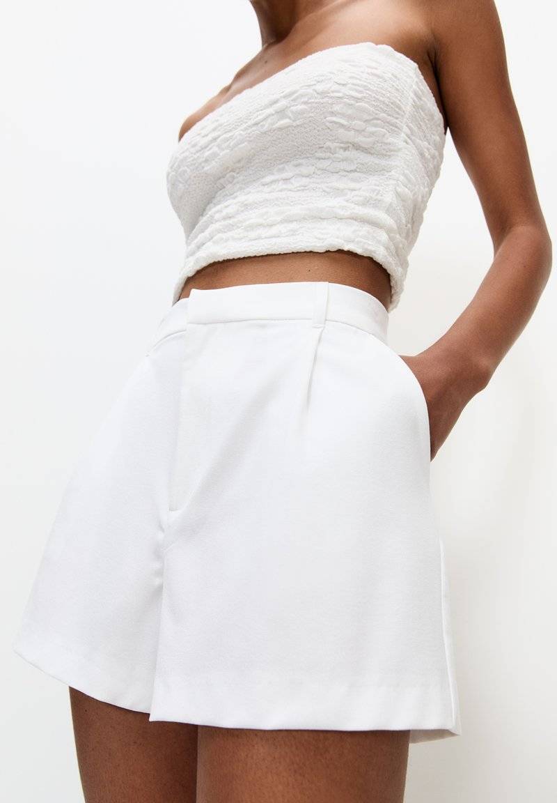 PULL&BEAR PULL&BEAR DARTED - BERMUDA - Shorts - white Zeitbegrenzte Promotion