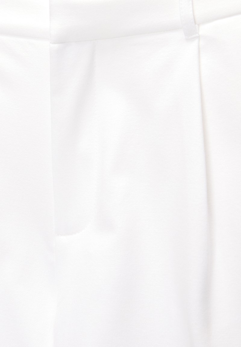 PULL&BEAR PULL&BEAR DARTED - BERMUDA - Shorts - white Zeitbegrenzte Promotion
