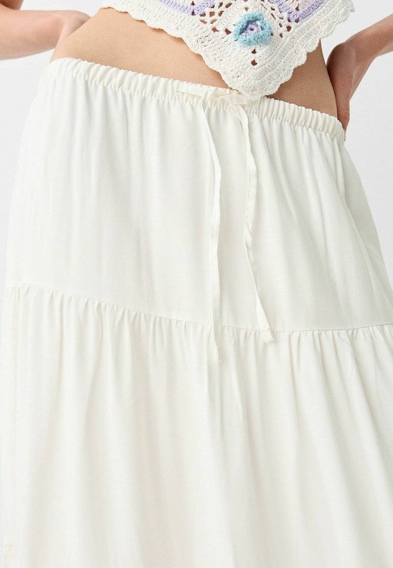 Bershka Bershka ELASTICATED - Maxi skirt - white Bis zu 55% Rabatt