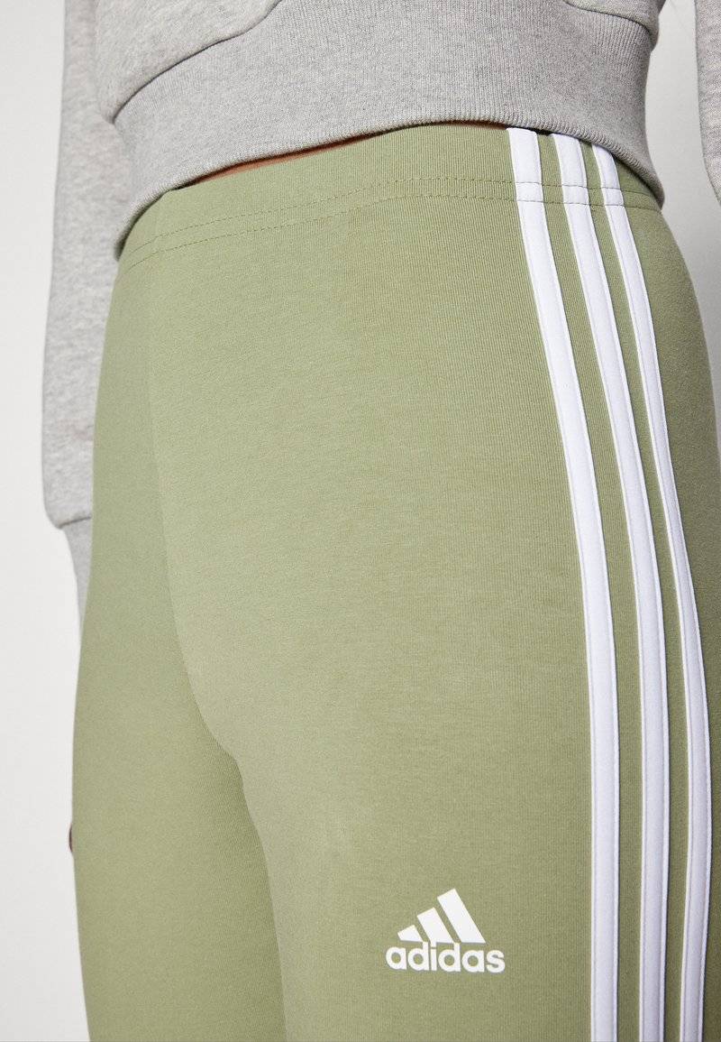 adidas Sportswear adidas Sportswear ESSENTIALS 3 STRIPES HIGH WAISTED - Leggings - tent green Günstiger Verkauf