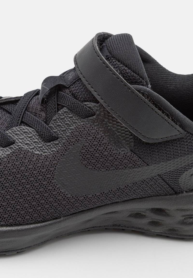 Nike Performance Nike Performance NIKE REVOLUTION 6 FLYEASE (PS - Neutral running shoes - black Blitzverkäufe