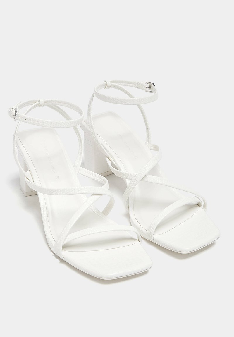 PULL&BEAR PULL&BEAR WITH CROSSOVER STRAPS - Sandals - white Günstig kaufen