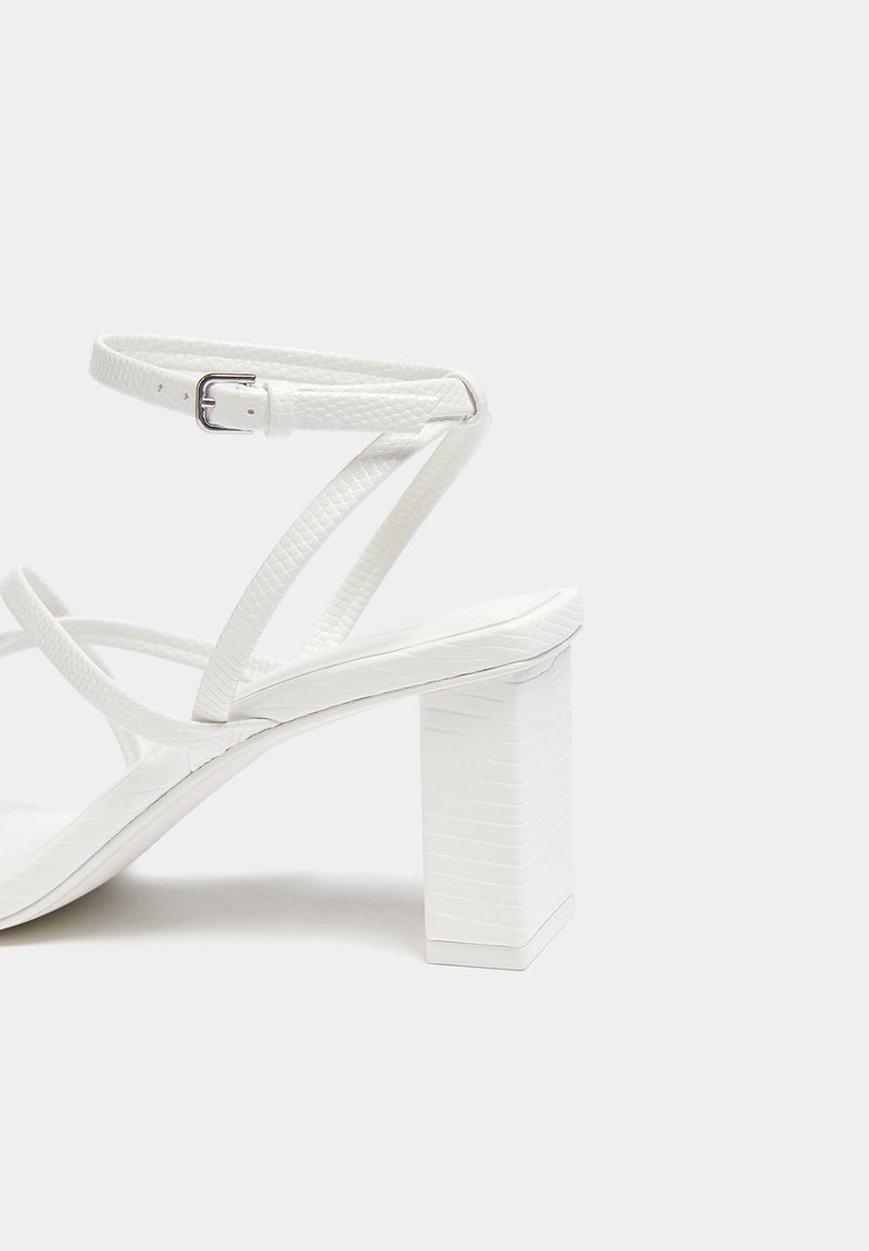 PULL&BEAR PULL&BEAR WITH CROSSOVER STRAPS - Sandals - white Günstig kaufen