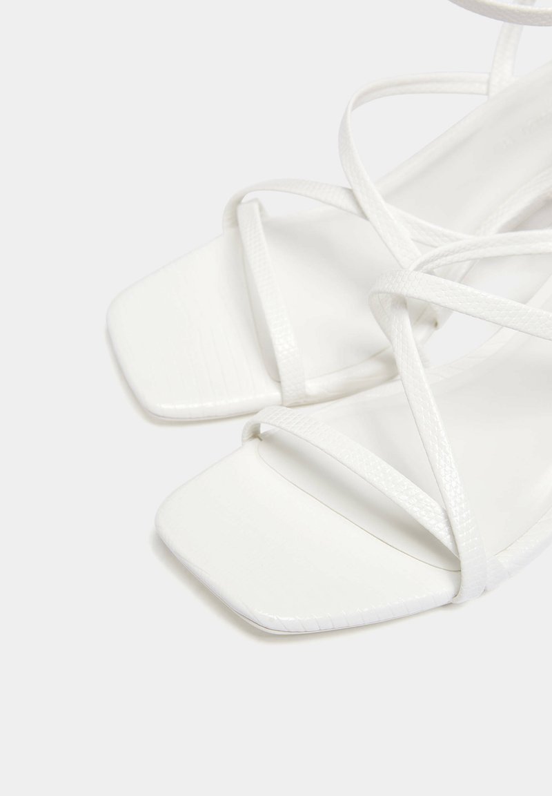 PULL&BEAR PULL&BEAR WITH CROSSOVER STRAPS - Sandals - white Günstig kaufen