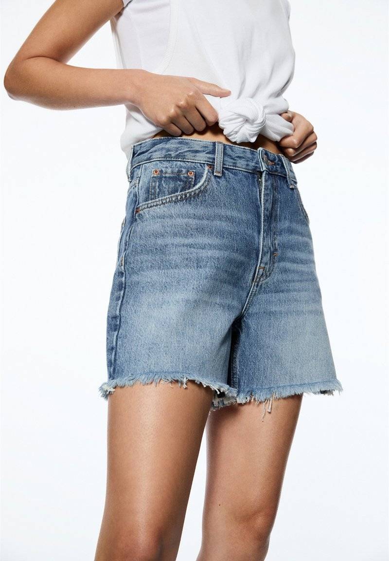 PULL&BEAR PULL&BEAR HIGH-WAIST - BERMUDA - Denim shorts - blue denim Begrenzt auf 3 Tage