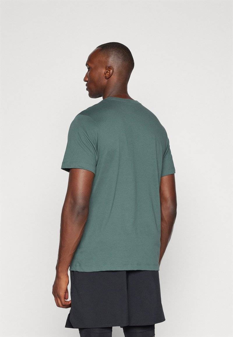 Nike Performance Nike Performance TEE CREW SOLID - Sports T-shirt - vintage green Zeitlich begrenztes Angebot