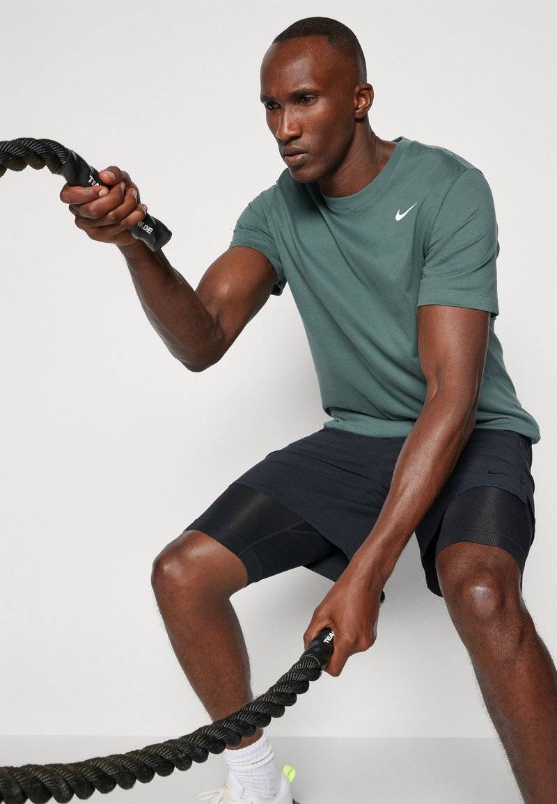Nike Performance Nike Performance TEE CREW SOLID - Sports T-shirt - vintage green Zeitlich begrenztes Angebot