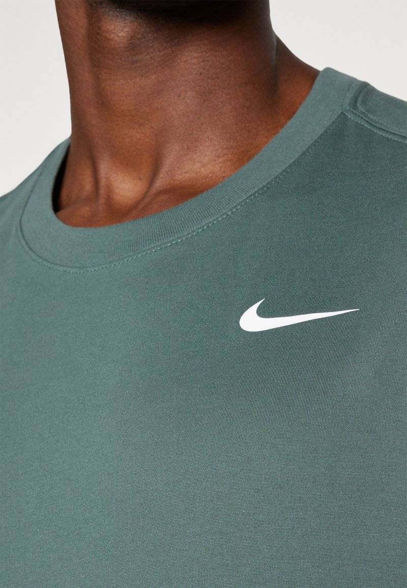 Nike Performance Nike Performance TEE CREW SOLID - Sports T-shirt - vintage green Zeitlich begrenztes Angebot